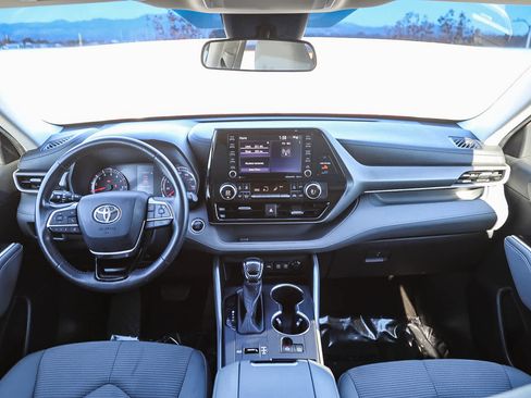 Used 2020 Toyota Highlander LE image 12