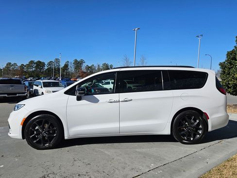 Used 2025 Chrysler Pacifica Limited image 4