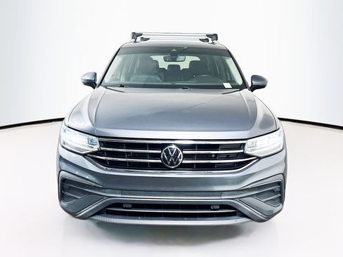 Used 2022 Volkswagen Tiguan SE w/ Panoramic Sunroof Package image 2