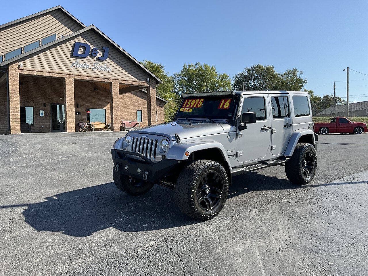 Used 2016 Jeep Wrangler Unlimited Sahara w/ Connectivity Group AWD/4WD image 2