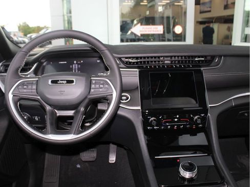 New 2025 Jeep Grand Cherokee Laredo X w/ Luxury Tech Group I image 24