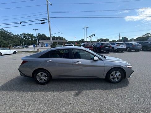 Certified 2026 Hyundai Elantra SE FWD image 6