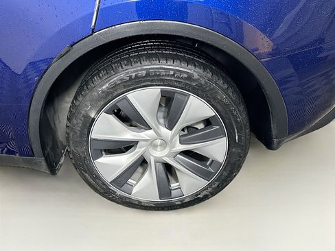 Used 2023 Tesla Model Y Long Range image 11