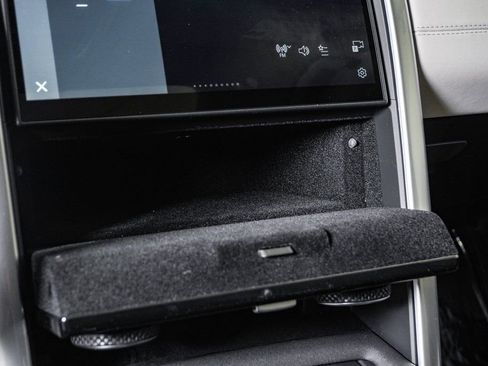 Used 2025 Land Rover Discovery S image 26