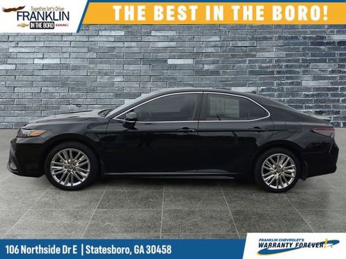 Used 2023 Toyota Camry SE image 2