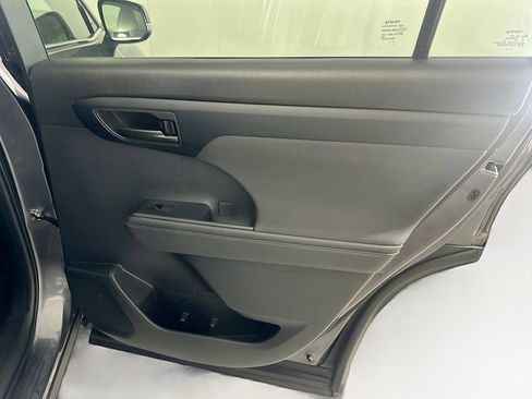 Used 2023 Toyota Highlander LE image 30