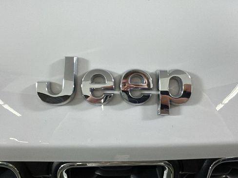 Used 2023 Jeep Grand Cherokee Laredo AWD/4WD image 9