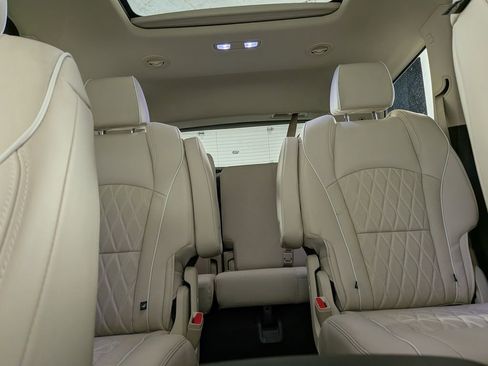 Used 2023 Buick Enclave Avenir image 31