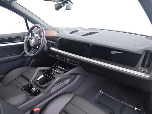 Used 2025 Porsche Cayenne image 27