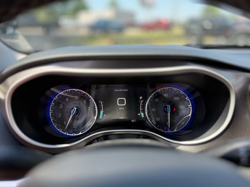 Used 2023 Chrysler Pacifica Touring-L FWD image 33