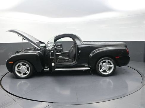 Used 2004 Chevrolet SSR w/ Preferred Equipment Group RWD image 38