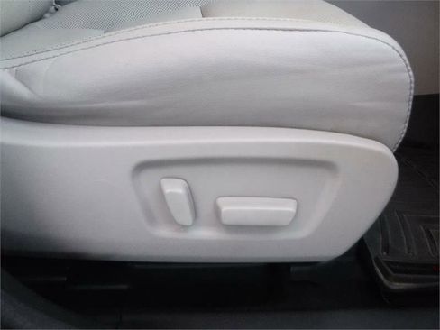 Used 2017 Toyota Highlander Limited image 5