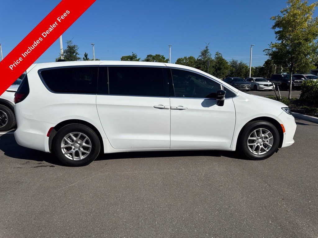 Used 2026 Chrysler Pacifica Select FWD image 6