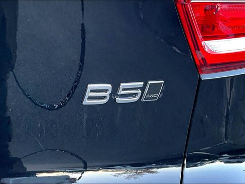 Certified 2023 Volvo XC40 B5 Plus w/ Protection Package Premier image 9