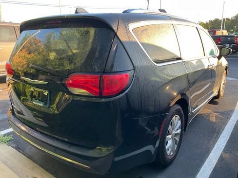 Used 2018 Chrysler Pacifica Touring-L Plus FWD image 6
