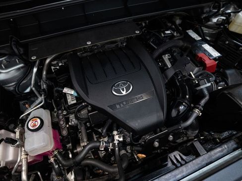 Used 2024 Toyota Highlander LE image 13