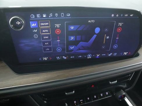 Used 2025 Chevrolet Suburban High Country AWD/4WD image 4