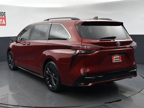 Used 2021 Toyota Sienna XSE FWD image 3