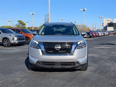 Used 2023 Nissan Pathfinder SV image 3