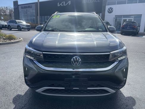 Certified 2022 Volkswagen Taos SE image 2