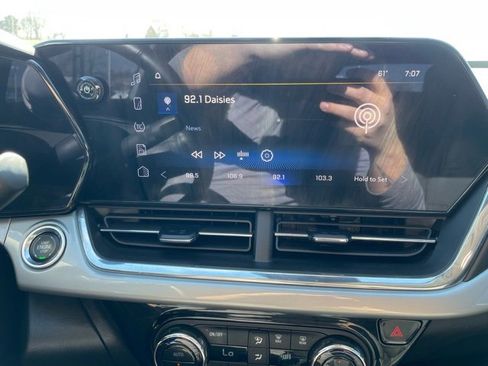 Used 2025 Chevrolet Trax LT w/ LT Convenience Package image 18