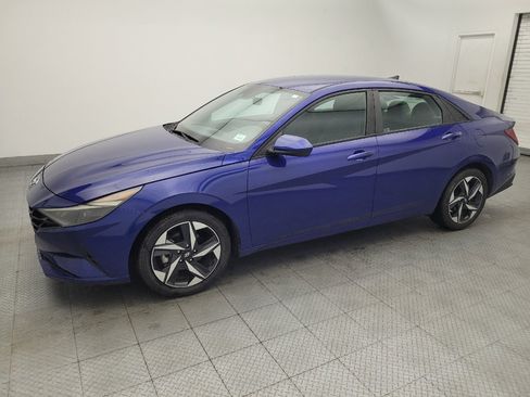 Used 2023 Hyundai Elantra SEL w/ Convenience Package FWD image 2