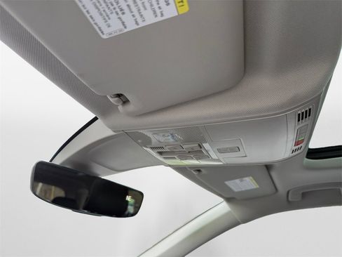 Used 2023 Volkswagen Tiguan SE image 16