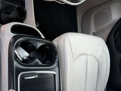 Used 2017 Chrysler Pacifica Touring-L Plus FWD image 14