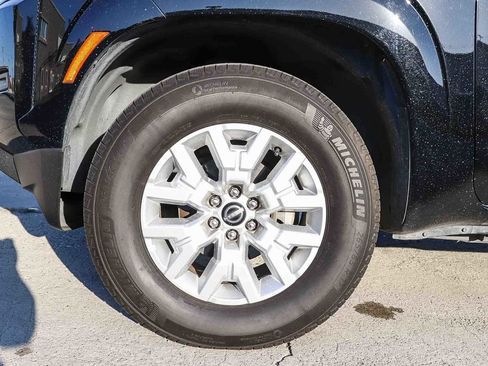 Used 2023 Nissan Frontier SV image 11