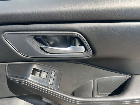 Used 2025 Nissan Rogue SV FWD image 34