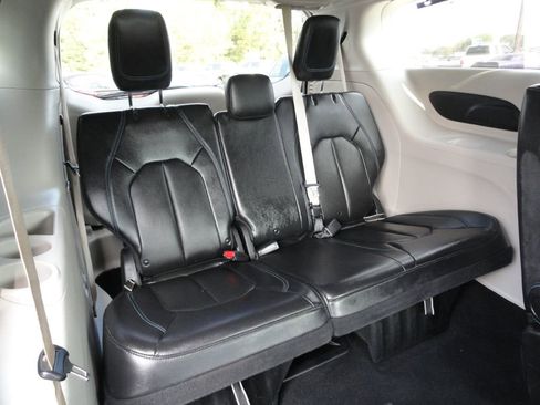 Used 2021 Chrysler Pacifica Touring-L image 11