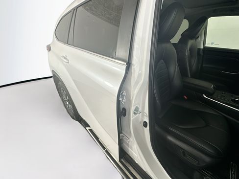 Used 2024 Toyota Highlander XLE FWD image 28