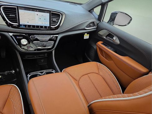 New 2026 Chrysler Pacifica Pinnacle image 13