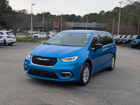 New 2026 Chrysler Pacifica Select image 1