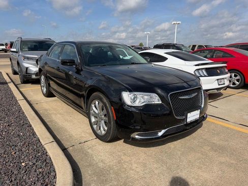 Used 2018 Chrysler 300 Touring image 2
