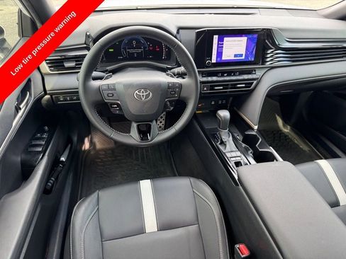 Used 2025 Toyota Camry SE w/ Convenience Package image 12