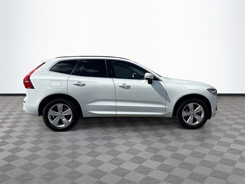 Used 2022 Volvo XC60 B5 Momentum image 5