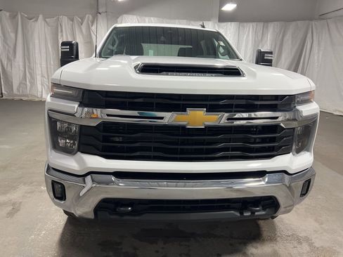 Used 2024 Chevrolet Silverado 2500 LT image 2