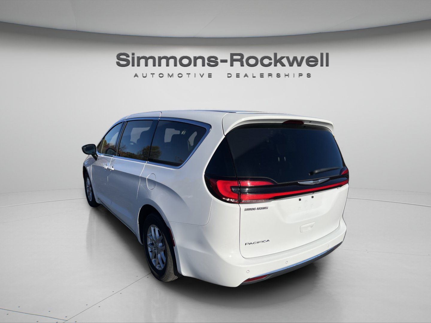 Used 2025 Chrysler Pacifica Select FWD image 3