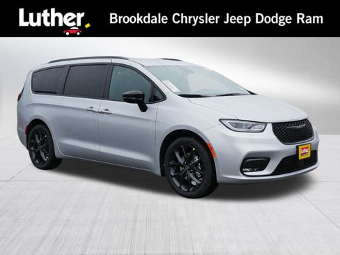 New 2026 Chrysler Pacifica Select w/ S Appearance Package FWD image 1