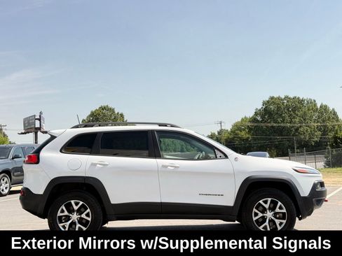 Used 2017 Jeep Cherokee Trailhawk AWD/4WD image 9