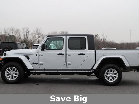 Used 2023 Jeep Gladiator Sport image 3