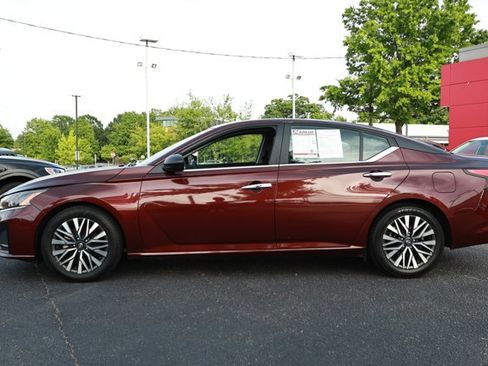 Used 2024 Nissan Altima 2.5 SV FWD image 9