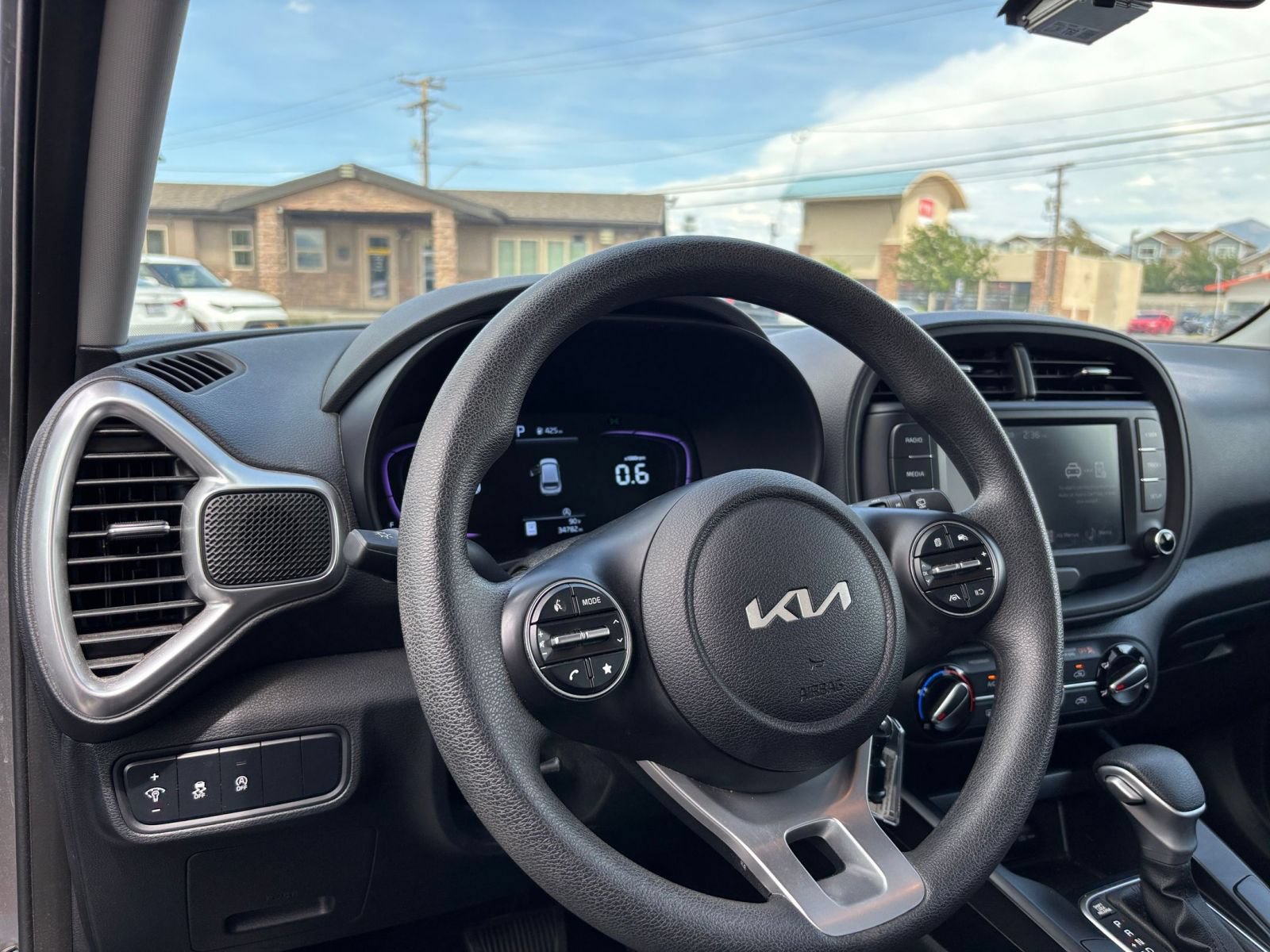 Used 2025 Kia Soul LX w/ LX Technology Package FWD image 31