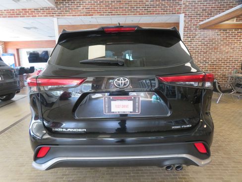 Used 2021 Toyota Highlander XSE image 5