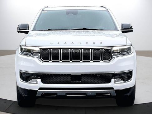 Certified 2025 Jeep Wagoneer Series III w/ Premium Group I AWD/4WD image 3