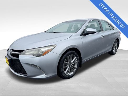 Used 2017 Toyota Camry XLE image 3