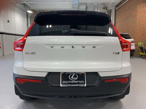 Used 2022 Volvo XC40 T5 R-Design w/ Climate Package image 7
