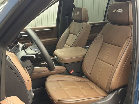 Used 2025 Chevrolet Suburban High Country image 31