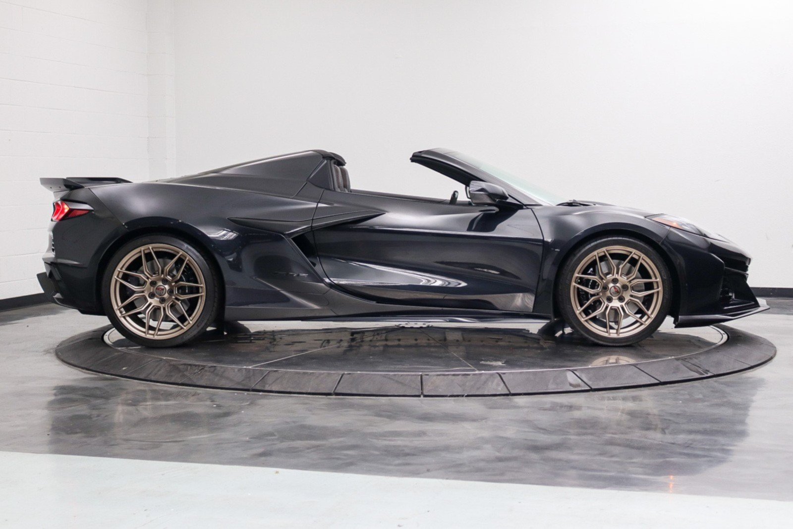 Used 2024 Chevrolet Corvette Z06 RWD image 14